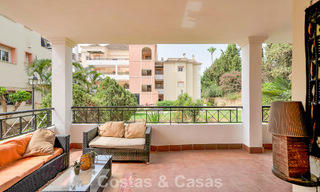 Amplio apartamento con una magnífica terraza en venta a poca distancia de los servicios en Aloha, Nueva Andalucía, Marbella 803655 