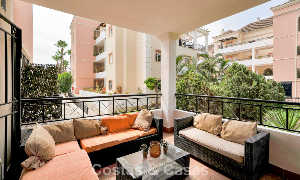 Amplio apartamento con una magnífica terraza en venta a poca distancia de los servicios en Aloha, Nueva Andalucía, Marbella 803656