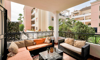 Amplio apartamento con una magnífica terraza en venta a poca distancia de los servicios en Aloha, Nueva Andalucía, Marbella 803656 