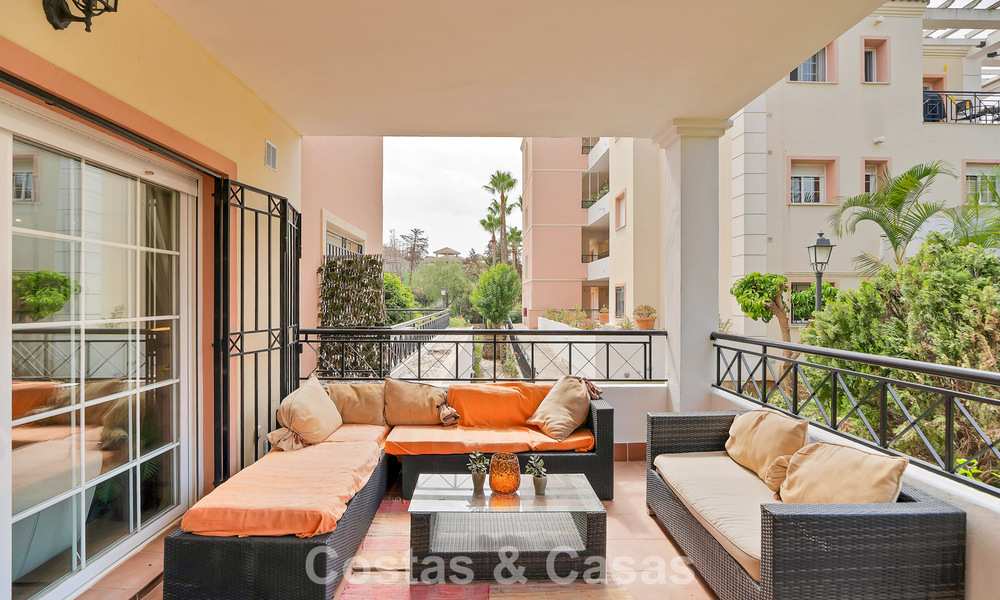 Amplio apartamento con una magnífica terraza en venta a poca distancia de los servicios en Aloha, Nueva Andalucía, Marbella 803657