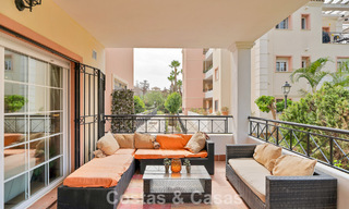 Amplio apartamento con una magnífica terraza en venta a poca distancia de los servicios en Aloha, Nueva Andalucía, Marbella 803657 
