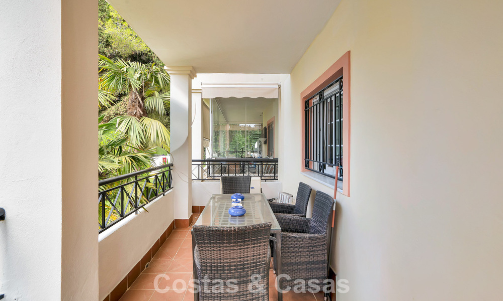 Amplio apartamento con una magnífica terraza en venta a poca distancia de los servicios en Aloha, Nueva Andalucía, Marbella 803658