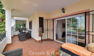 Amplio apartamento con una magnífica terraza en venta a poca distancia de los servicios en Aloha, Nueva Andalucía, Marbella 803660 
