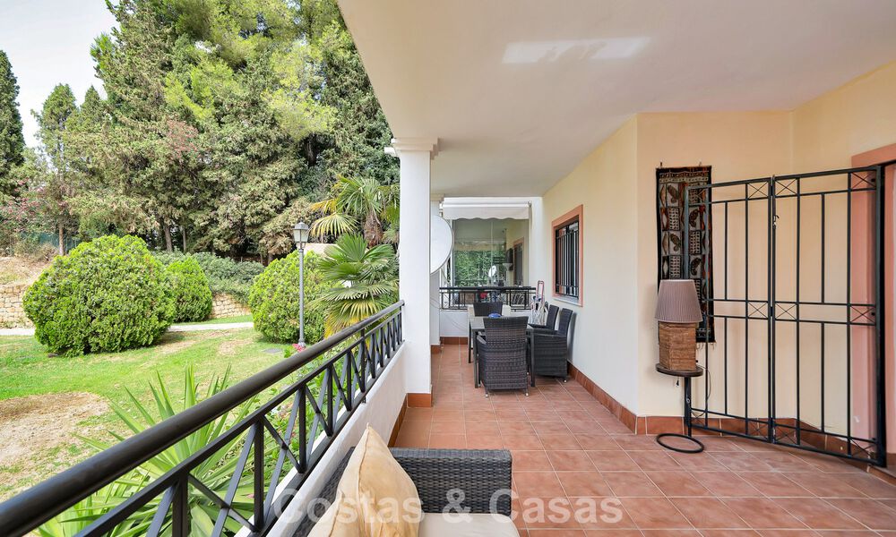 Amplio apartamento con una magnífica terraza en venta a poca distancia de los servicios en Aloha, Nueva Andalucía, Marbella 803661