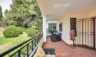 Amplio apartamento con una magnífica terraza en venta a poca distancia de los servicios en Aloha, Nueva Andalucía, Marbella 803661 