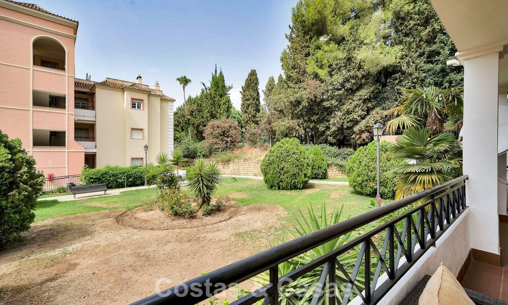 Amplio apartamento con una magnífica terraza en venta a poca distancia de los servicios en Aloha, Nueva Andalucía, Marbella 803662