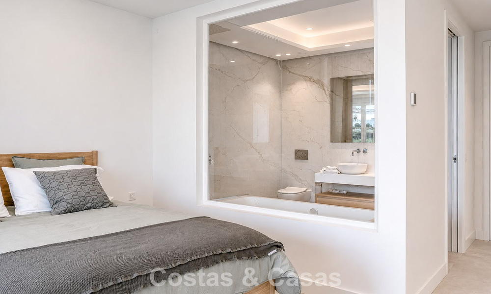 Exclusivo apartamento moderno de 3 dormitorios listo para entrar a vivir en venta en la Milla de Oro de Marbella 803797