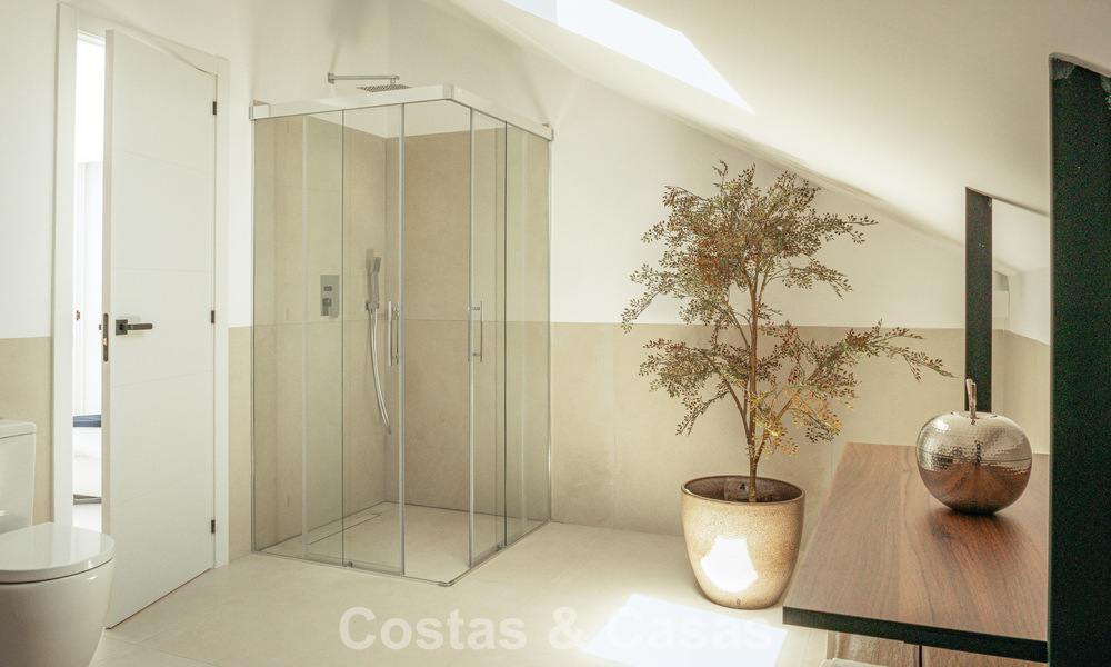 Ático boutique en venta a poca distancia a pie de los servicios y de Puerto Banús, Nueva Andalucía, Marbella 803814