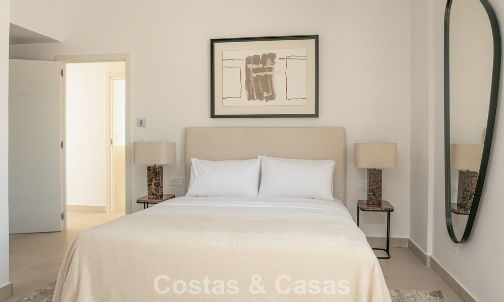 Ático boutique en venta a poca distancia a pie de los servicios y de Puerto Banús, Nueva Andalucía, Marbella 803820