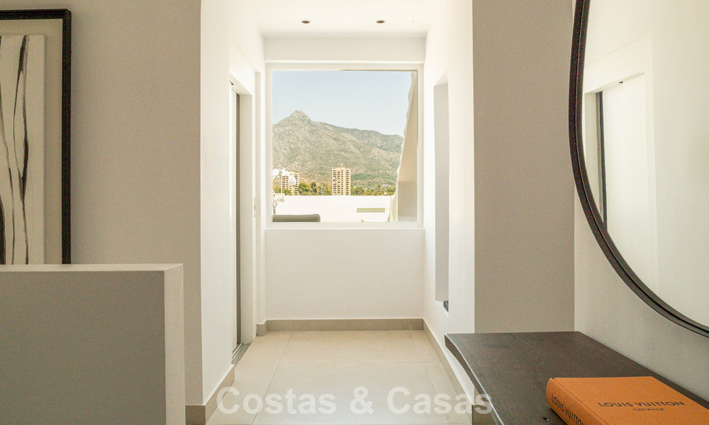Ático boutique en venta a poca distancia a pie de los servicios y de Puerto Banús, Nueva Andalucía, Marbella 803821