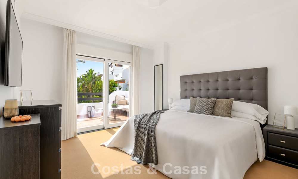 Exclusiva vivienda pareada con solárium en la azotea en venta en la Milla de Oro de Marbella 803858