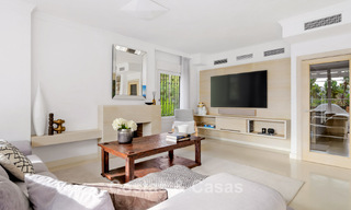Exclusiva vivienda pareada con solárium en la azotea en venta en la Milla de Oro de Marbella 803863 