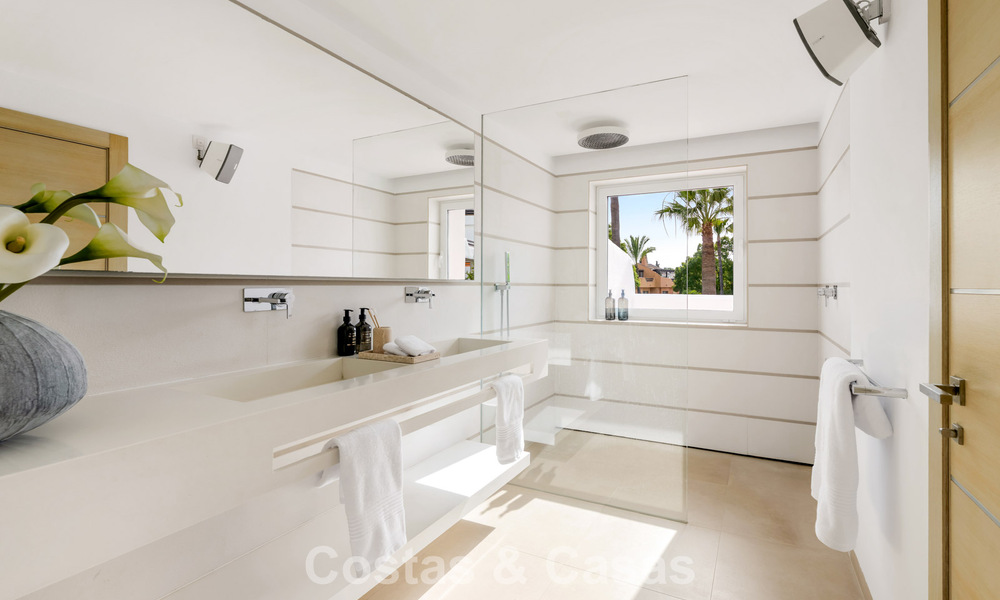 Exclusiva vivienda pareada con solárium en la azotea en venta en la Milla de Oro de Marbella 803870