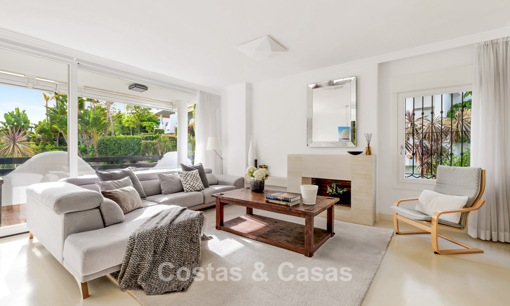 Exclusiva vivienda pareada con solárium en la azotea en venta en la Milla de Oro de Marbella 803871