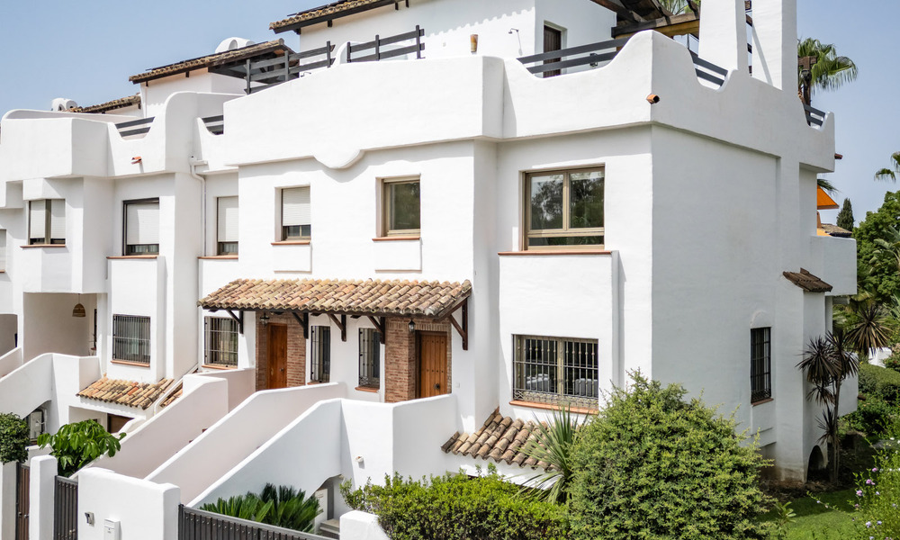 Exclusiva vivienda pareada con solárium en la azotea en venta en la Milla de Oro de Marbella 803872