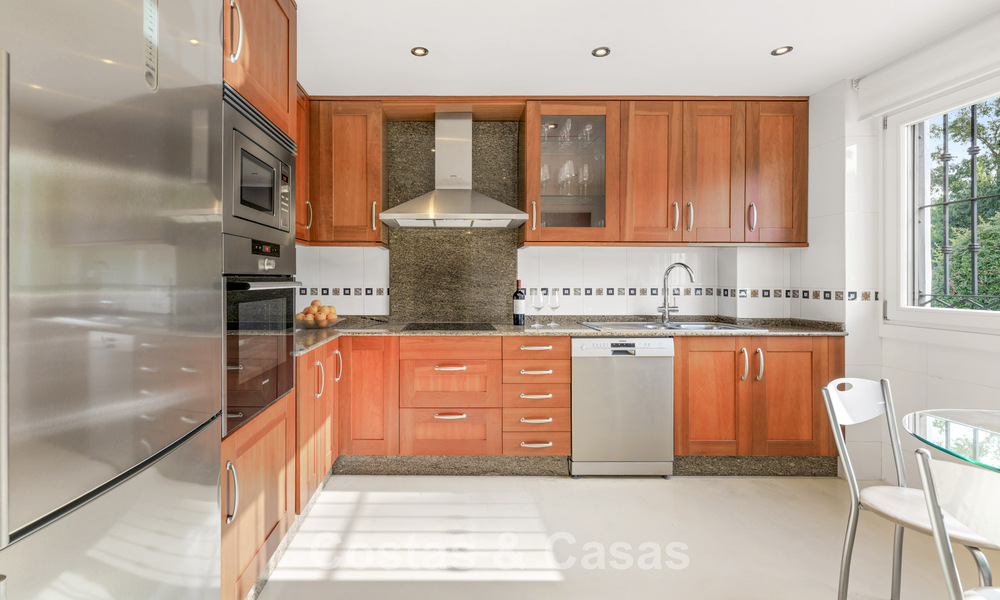 Exclusiva vivienda pareada con solárium en la azotea en venta en la Milla de Oro de Marbella 803874