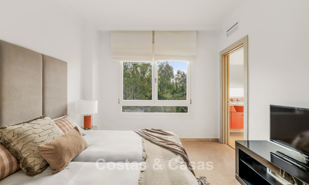 Exclusiva vivienda pareada con solárium en la azotea en venta en la Milla de Oro de Marbella 803875