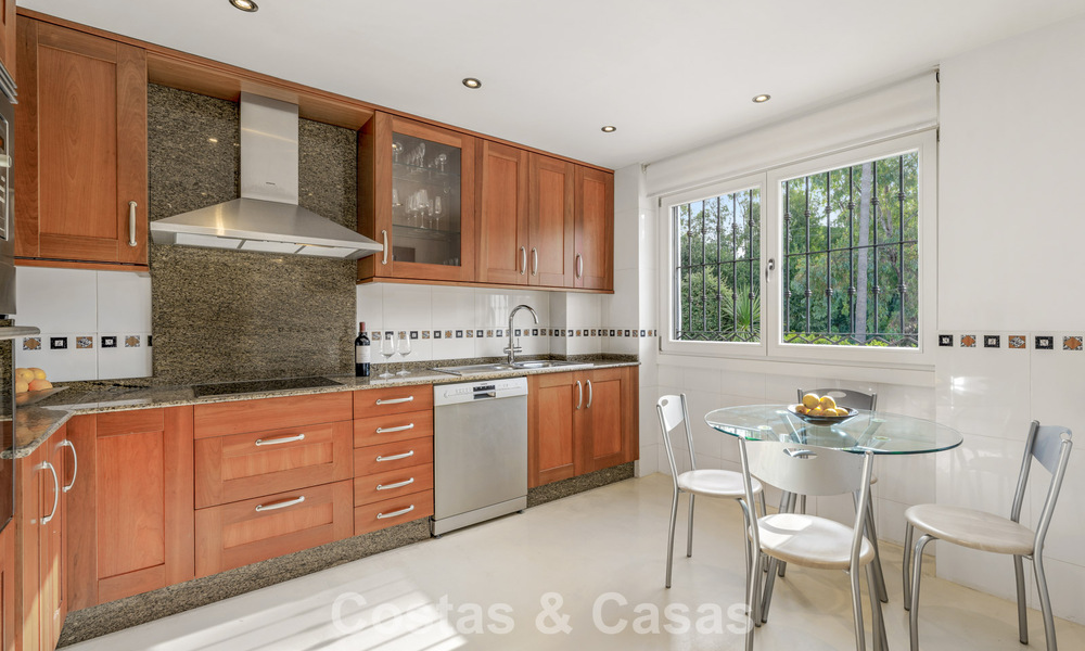 Exclusiva vivienda pareada con solárium en la azotea en venta en la Milla de Oro de Marbella 803877