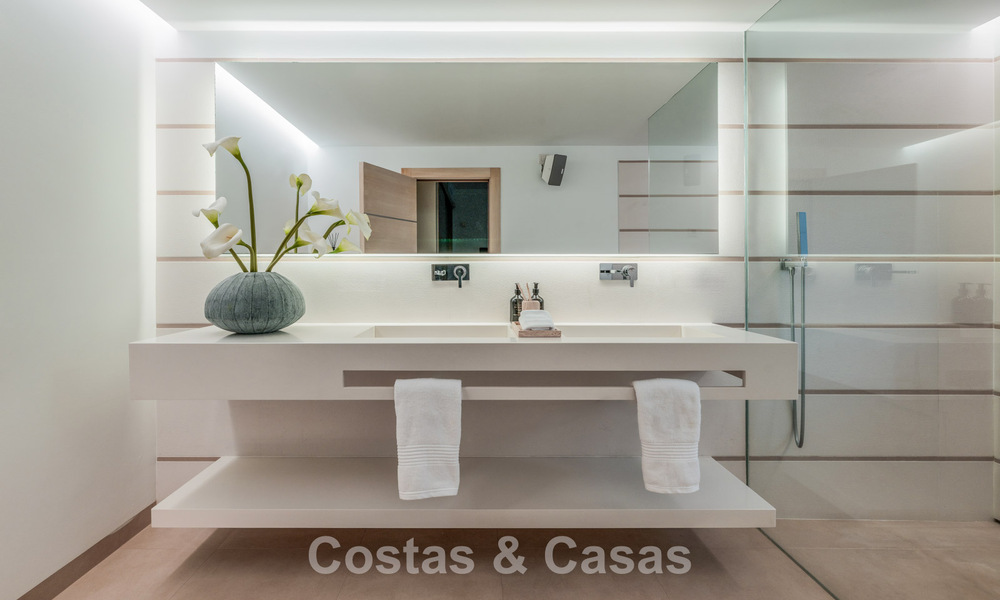 Exclusiva vivienda pareada con solárium en la azotea en venta en la Milla de Oro de Marbella 803880