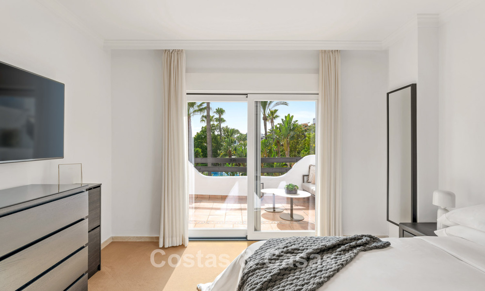 Exclusiva vivienda pareada con solárium en la azotea en venta en la Milla de Oro de Marbella 803888