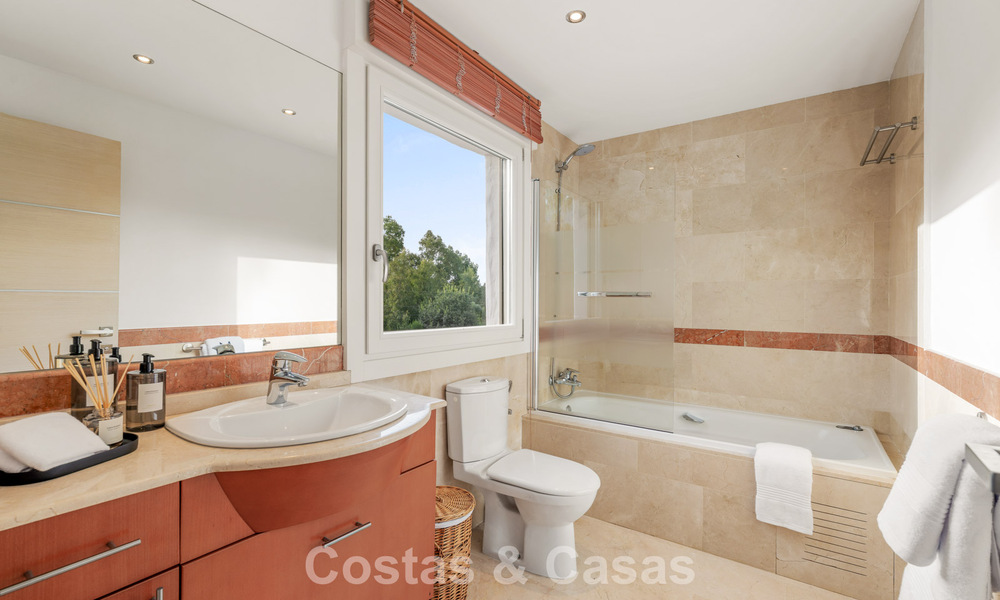Exclusiva vivienda pareada con solárium en la azotea en venta en la Milla de Oro de Marbella 803890
