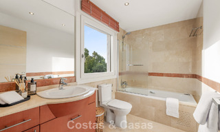 Exclusiva vivienda pareada con solárium en la azotea en venta en la Milla de Oro de Marbella 803890 