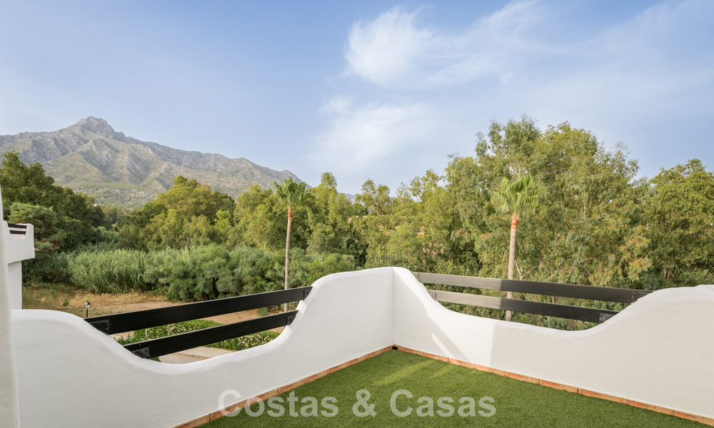 Exclusiva vivienda pareada con solárium en la azotea en venta en la Milla de Oro de Marbella 803902
