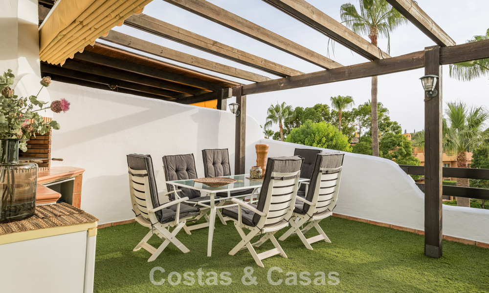 Exclusiva vivienda pareada con solárium en la azotea en venta en la Milla de Oro de Marbella 803907