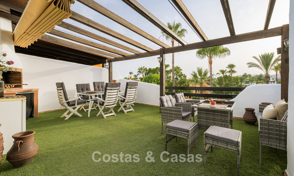 Exclusiva vivienda pareada con solárium en la azotea en venta en la Milla de Oro de Marbella 803916