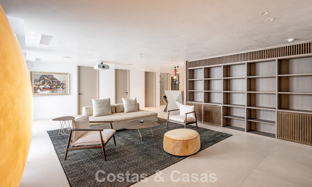 Exclusiva villa de lujo contemporánea en primera línea de playa en venta en San Pedro, Marbella 803666