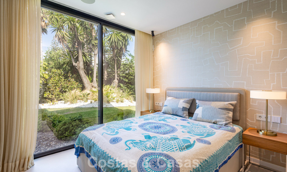 Exclusiva villa de lujo contemporánea en primera línea de playa en venta en San Pedro, Marbella 803668