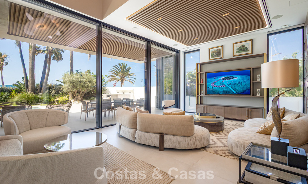 Exclusiva villa de lujo contemporánea en primera línea de playa en venta en San Pedro, Marbella 803671