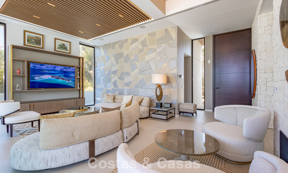 Exclusiva villa de lujo contemporánea en primera línea de playa en venta en San Pedro, Marbella 803672