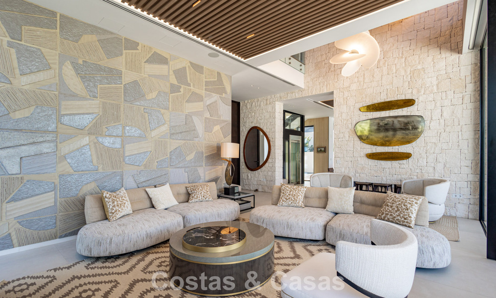 Exclusiva villa de lujo contemporánea en primera línea de playa en venta en San Pedro, Marbella 803674