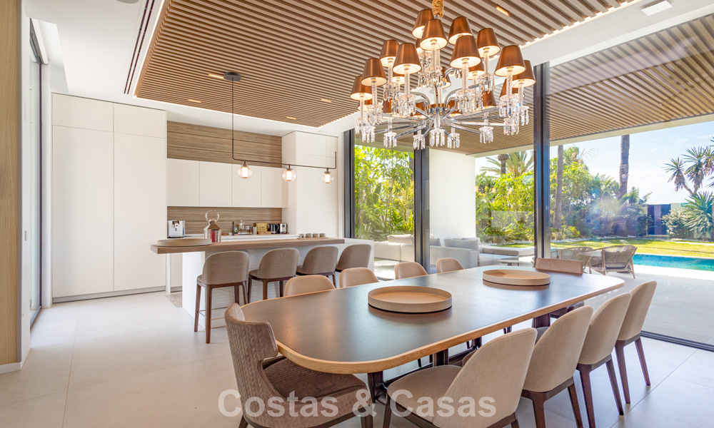 Exclusiva villa de lujo contemporánea en primera línea de playa en venta en San Pedro, Marbella 803677