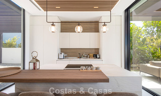 Exclusiva villa de lujo contemporánea en primera línea de playa en venta en San Pedro, Marbella 803679 