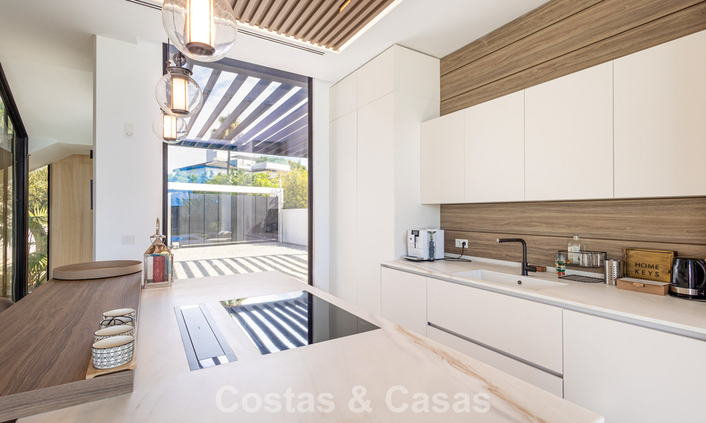 Exclusiva villa de lujo contemporánea en primera línea de playa en venta en San Pedro, Marbella 803680