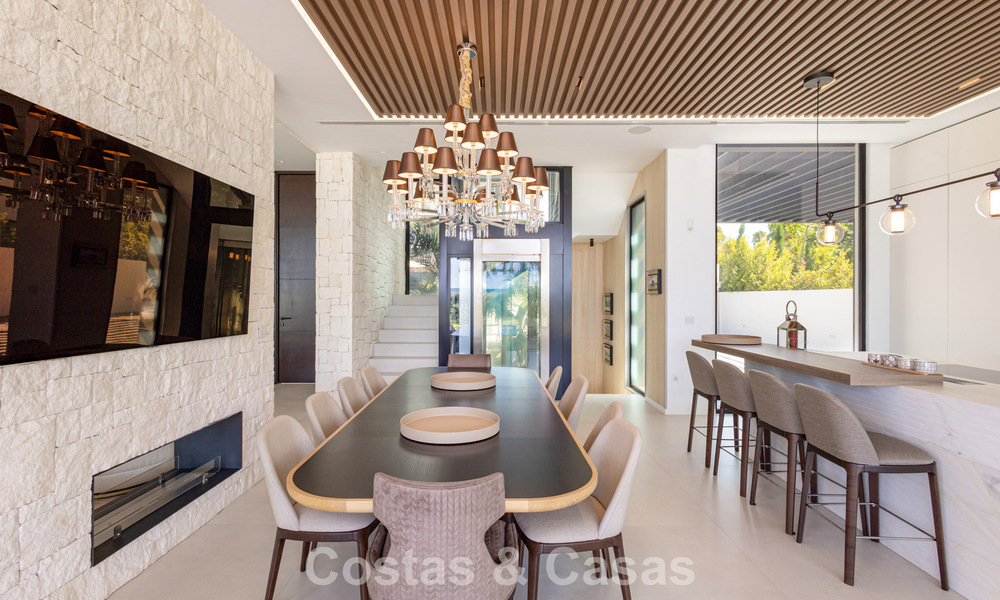 Exclusiva villa de lujo contemporánea en primera línea de playa en venta en San Pedro, Marbella 803681