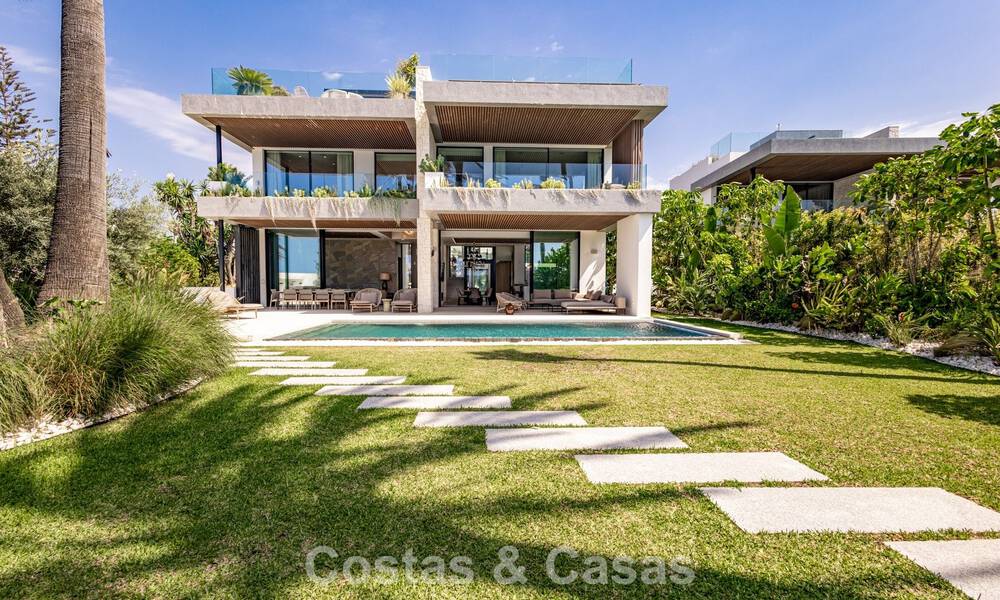 Exclusiva villa de lujo contemporánea en primera línea de playa en venta en San Pedro, Marbella 803683