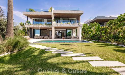 Exclusiva villa de lujo contemporánea en primera línea de playa en venta en San Pedro, Marbella 803683