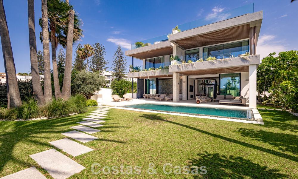 Exclusiva villa de lujo contemporánea en primera línea de playa en venta en San Pedro, Marbella 803684