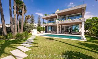 Exclusiva villa de lujo contemporánea en primera línea de playa en venta en San Pedro, Marbella 803684 