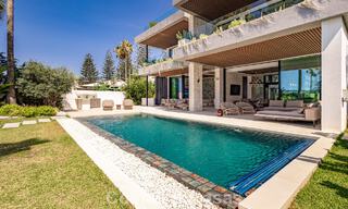 Exclusiva villa de lujo contemporánea en primera línea de playa en venta en San Pedro, Marbella 803685 