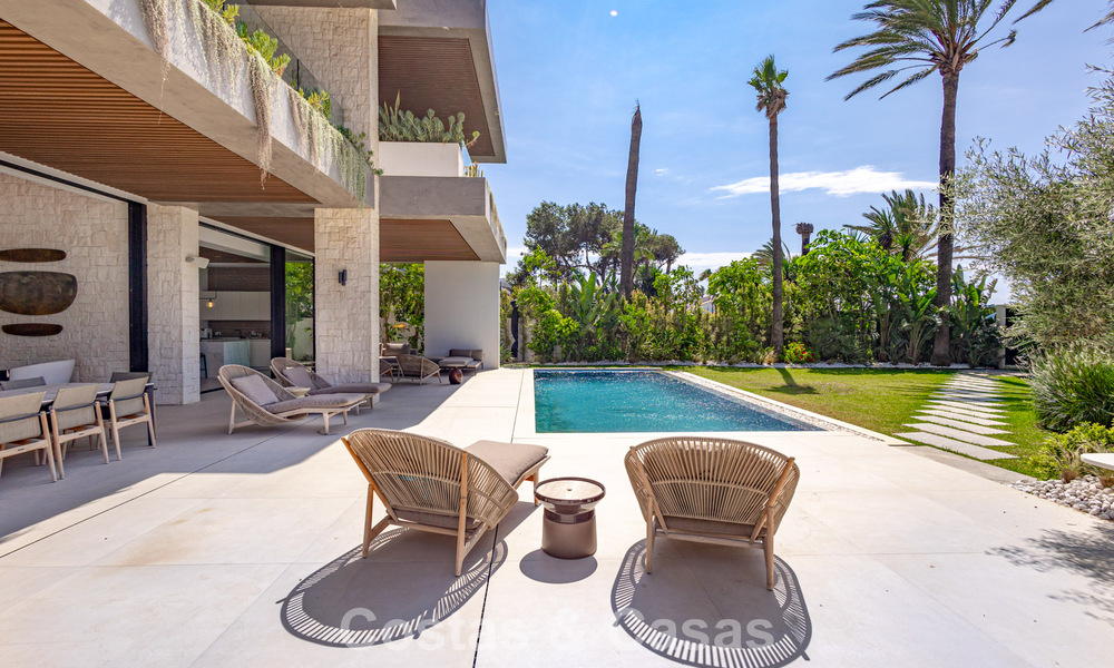 Exclusiva villa de lujo contemporánea en primera línea de playa en venta en San Pedro, Marbella 803686