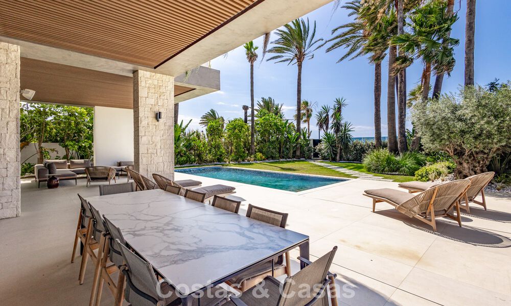 Exclusiva villa de lujo contemporánea en primera línea de playa en venta en San Pedro, Marbella 803687