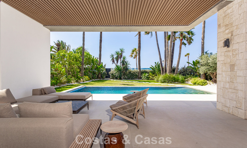 Exclusiva villa de lujo contemporánea en primera línea de playa en venta en San Pedro, Marbella 803688
