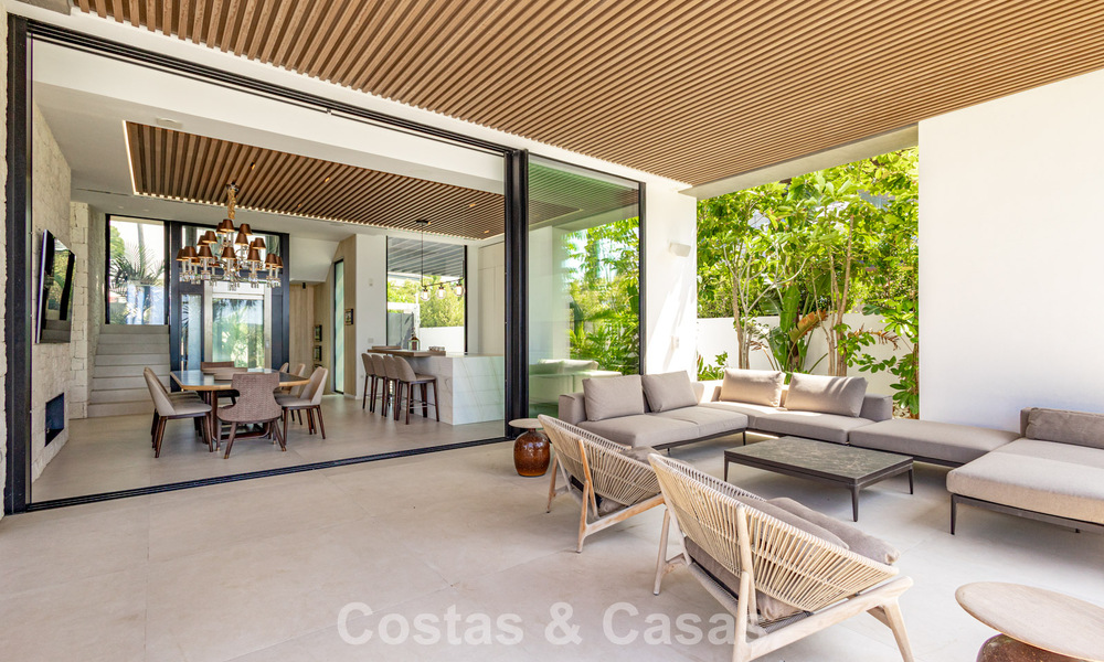 Exclusiva villa de lujo contemporánea en primera línea de playa en venta en San Pedro, Marbella 803689