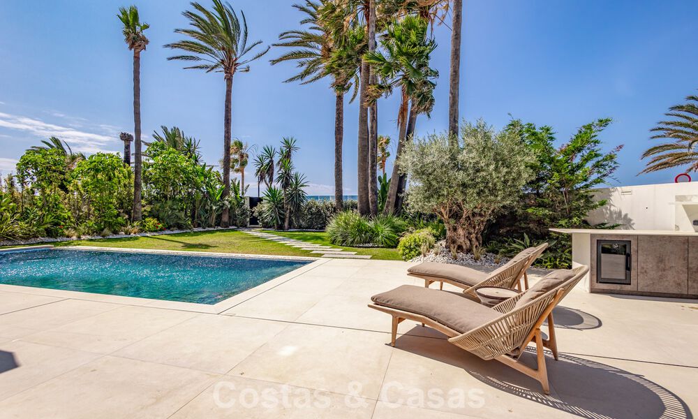 Exclusiva villa de lujo contemporánea en primera línea de playa en venta en San Pedro, Marbella 803690