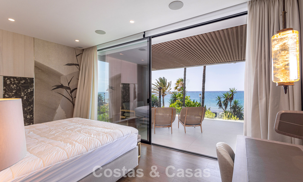Exclusiva villa de lujo contemporánea en primera línea de playa en venta en San Pedro, Marbella 803693