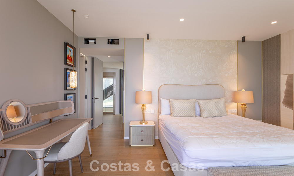 Exclusiva villa de lujo contemporánea en primera línea de playa en venta en San Pedro, Marbella 803694